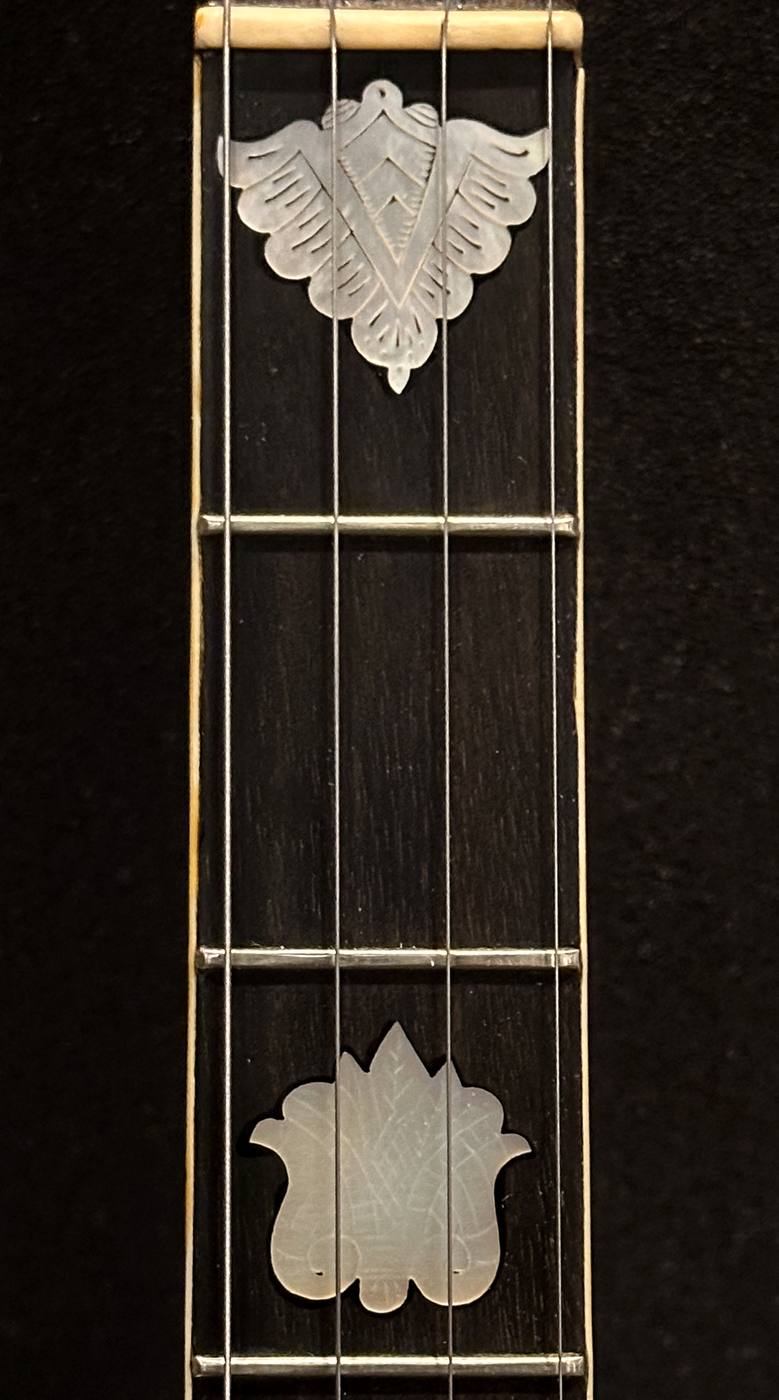 Fingerboard detail, frets 1–3
