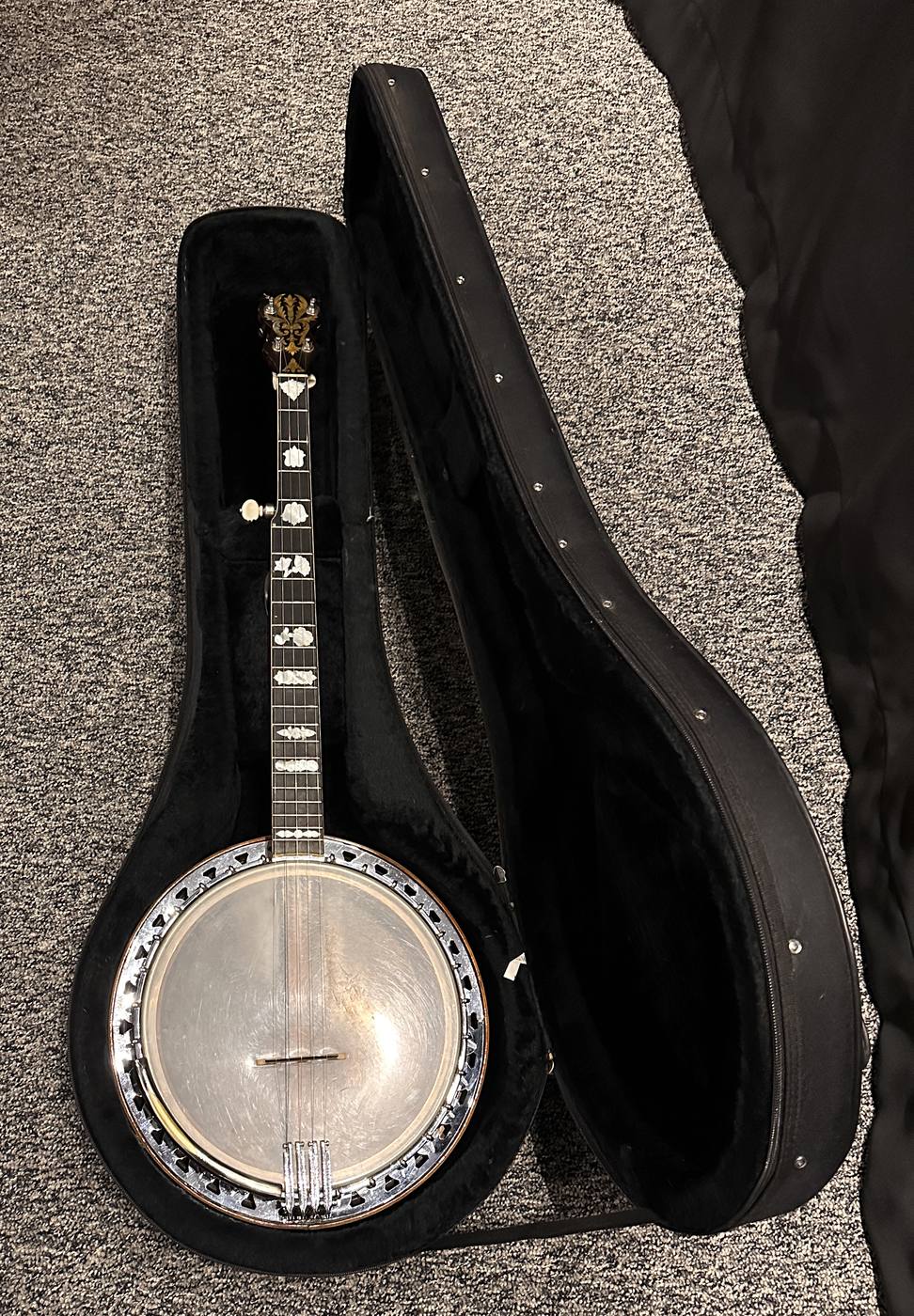 The complete instrument fitted in its heavy plush lined case