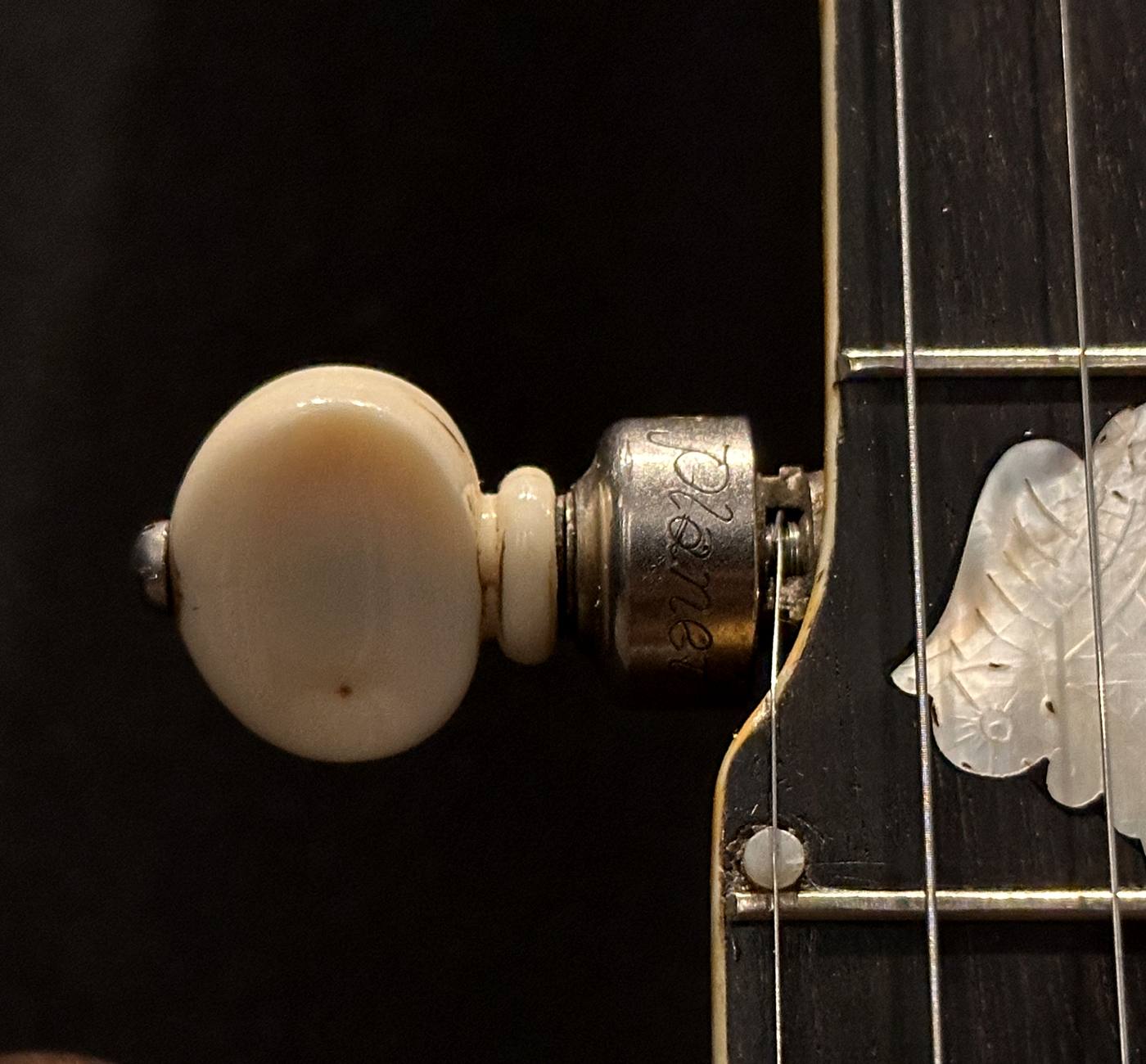 Side-mounted 5th-string tuner detail